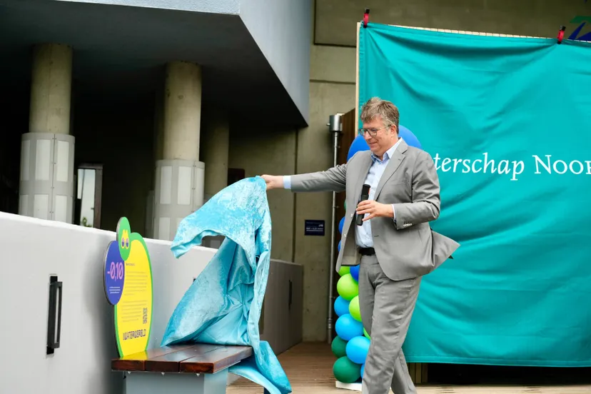 Onthulling bankje door dijkgraaf roeland van der schaaf