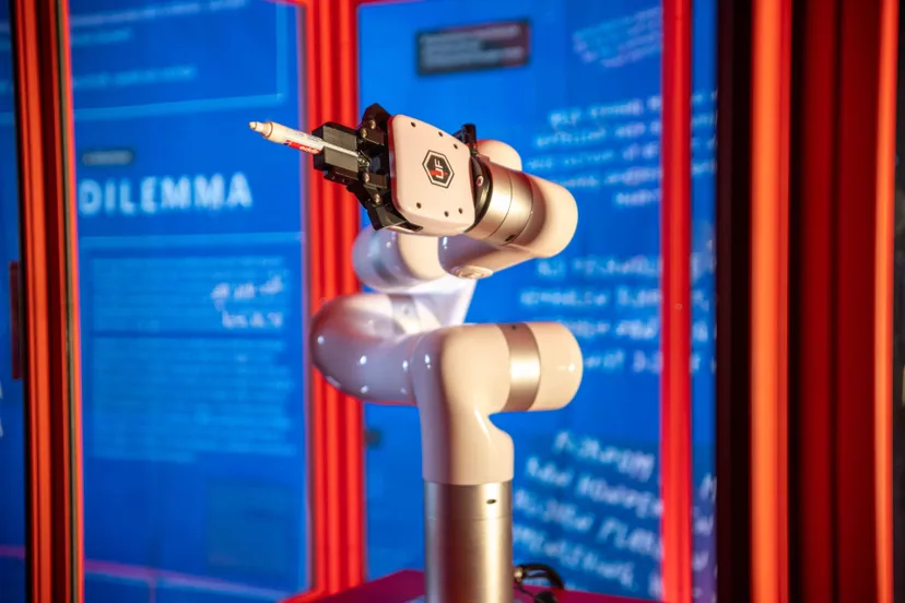 2. Robotarm Writing History, 2025, Paul&Albert voor Museum aan de A. Foto Studio Bruinen