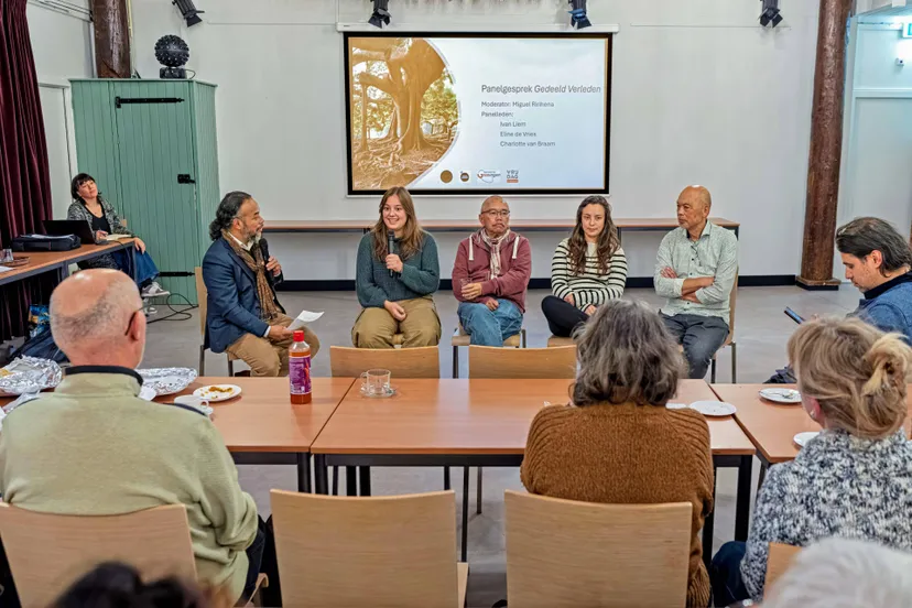 Panellid Charlotte van Braam in gesprek met moderator Miguel Ririhena en bewoners in t Vinkhuys_Foto Bert Lanting-min (1)