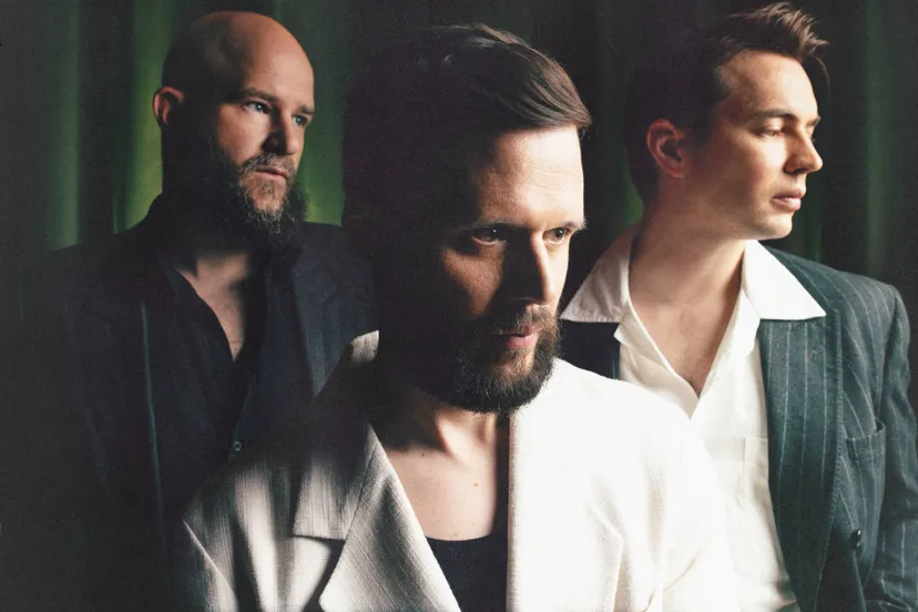 White Lies (credits_ JONO WHITE)