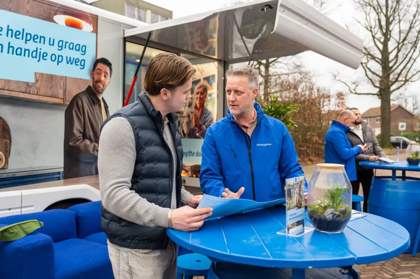 BD-bus-medewerker-helpt-2