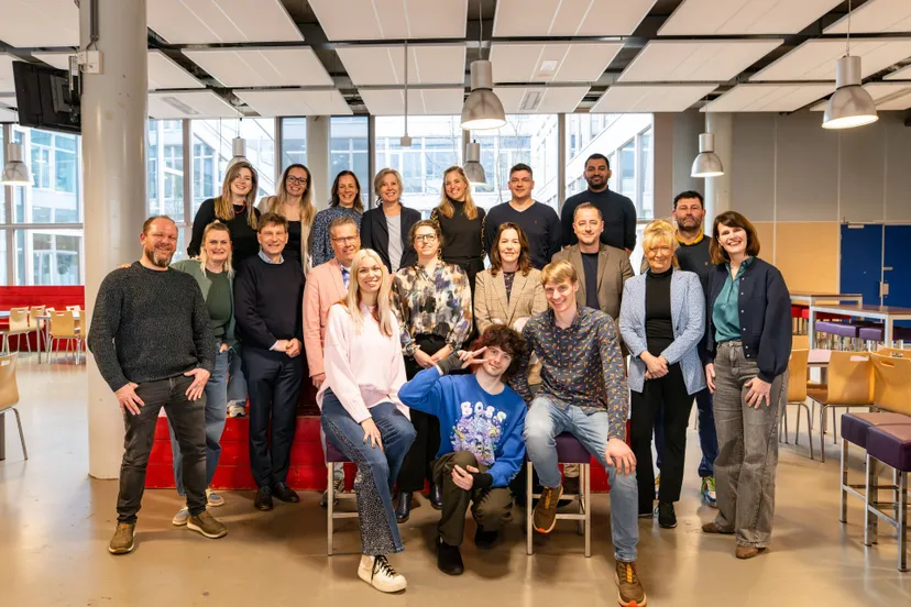 Start pilots aanvullende jeugdhulp Groningen_groepsfoto_VENEMAMEDIA