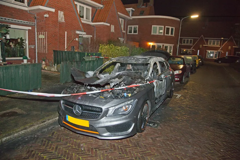 20160301 exclusieve auto uitgebrand jan gijzenkade haarlem 01