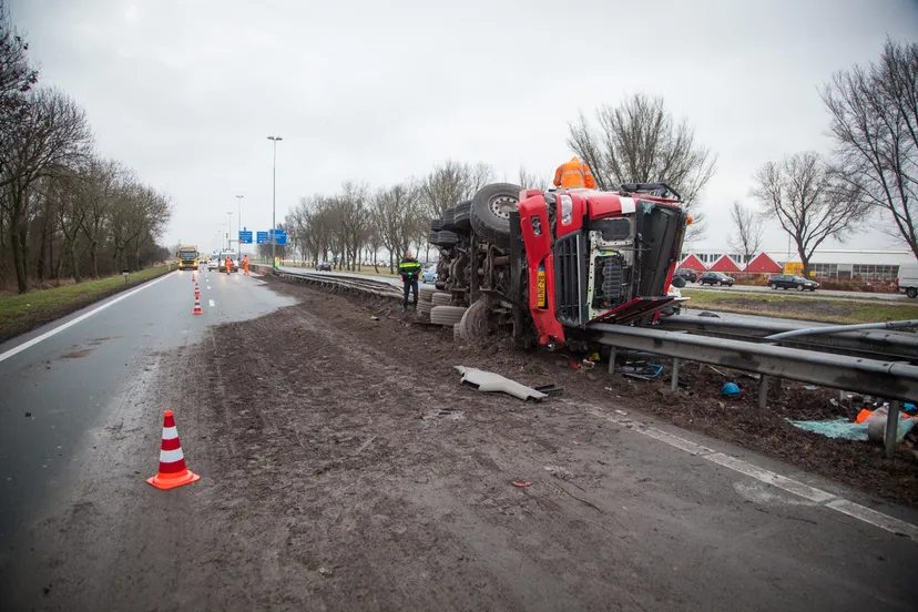 20170222 nieuwsfoto betonmixer gekanteld vijfhuizen 06