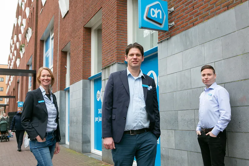albert heijn schipholweg haarlem opent 8 februari vlnr sarah de jong danny van der west marek wisniewski foto eigen foto albert heijn vos schipholweg