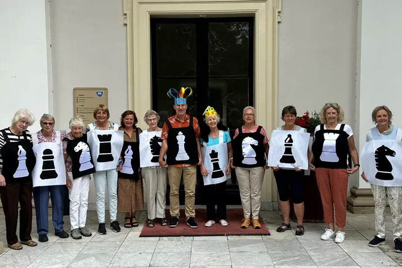 blije breisters met schaakstukken scaled