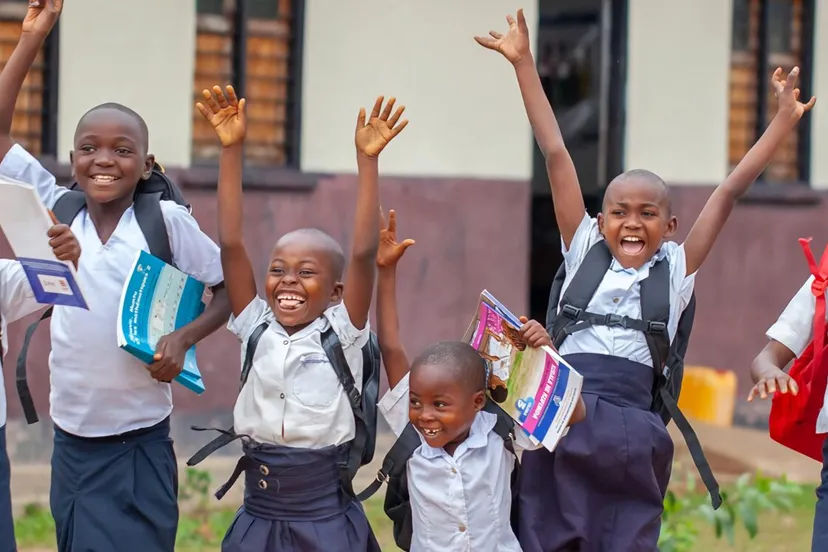 blije schoolkinderen scaled