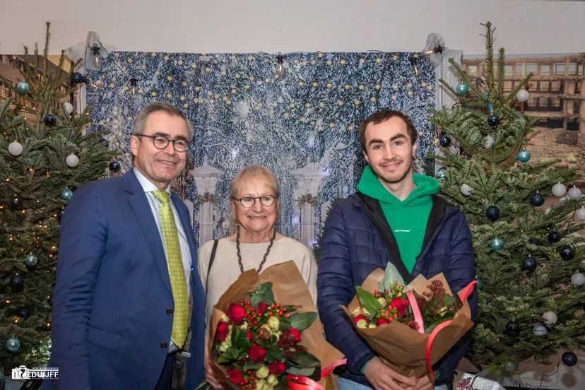 burgemeester en 2 vrijwilligers