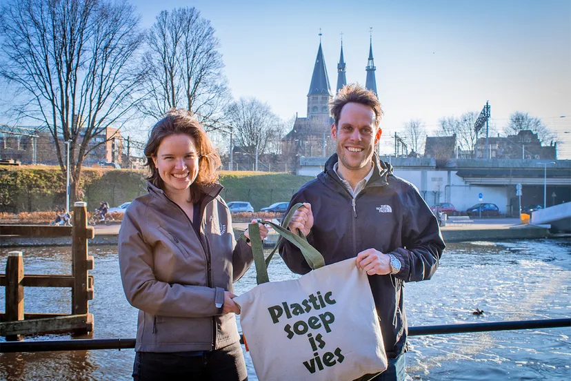 ernst jan koole nomoreplastic en anne marieke eveleens the great bubble barrier bij het luchtbellenscherm in amsterdam