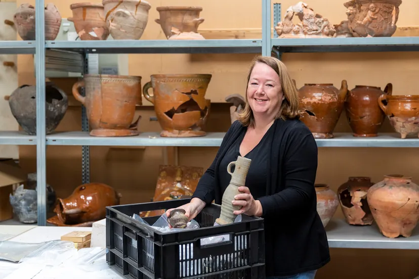 foto francis robbesom beheerder van de archeologische en bouwhistorische collectie haarlem