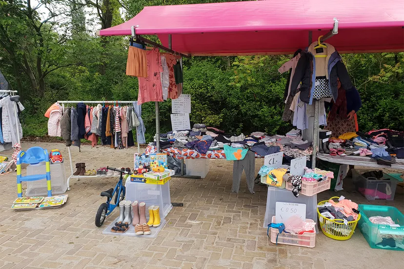foto kinderkledingmarkt standje met kleding
