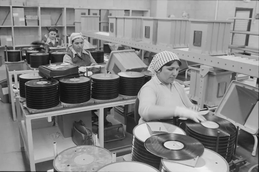 gastarbeiders aan het werk bij platendrukker cbs 1984