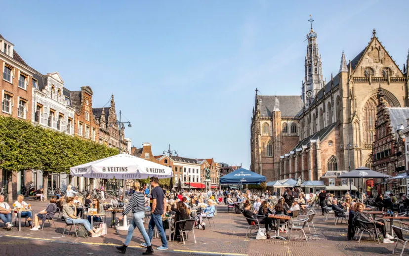 grote kerk en terrassen 915x518 1