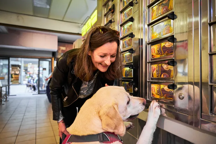 hond en baasje bij snackmuur