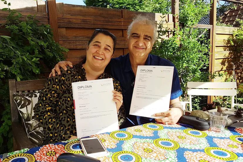 iraans echtpaar krijgt diploma verzorgende ig