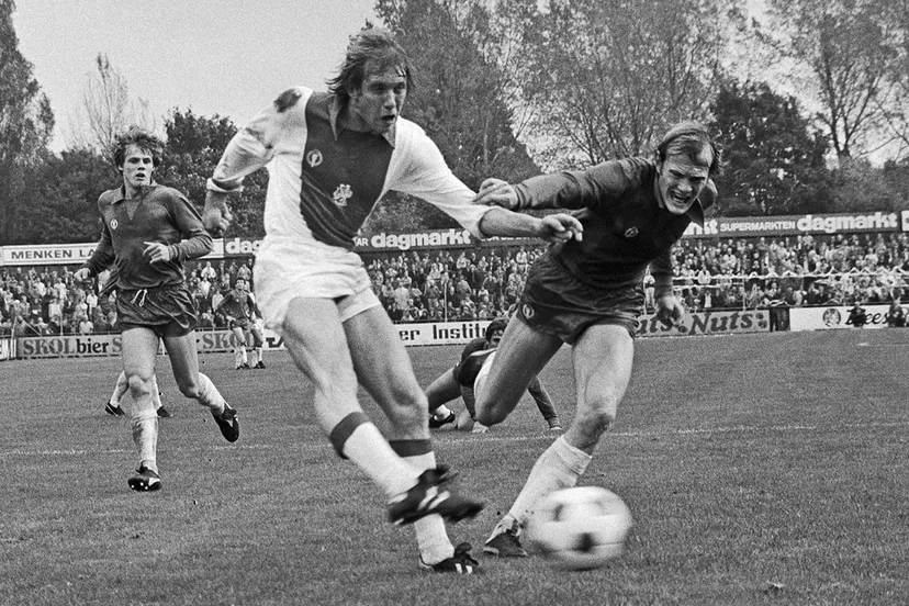 jensen scoort voor ajax het eerste doelpunt rechts huyg van haarlem bestanddeelnr 930 4917b