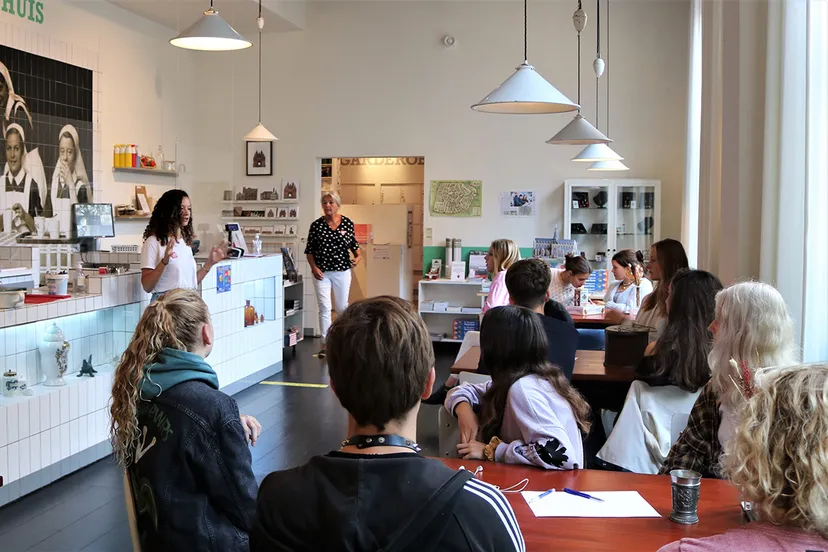 leerlingen kennemer lyceum bezoeken museum haarlem