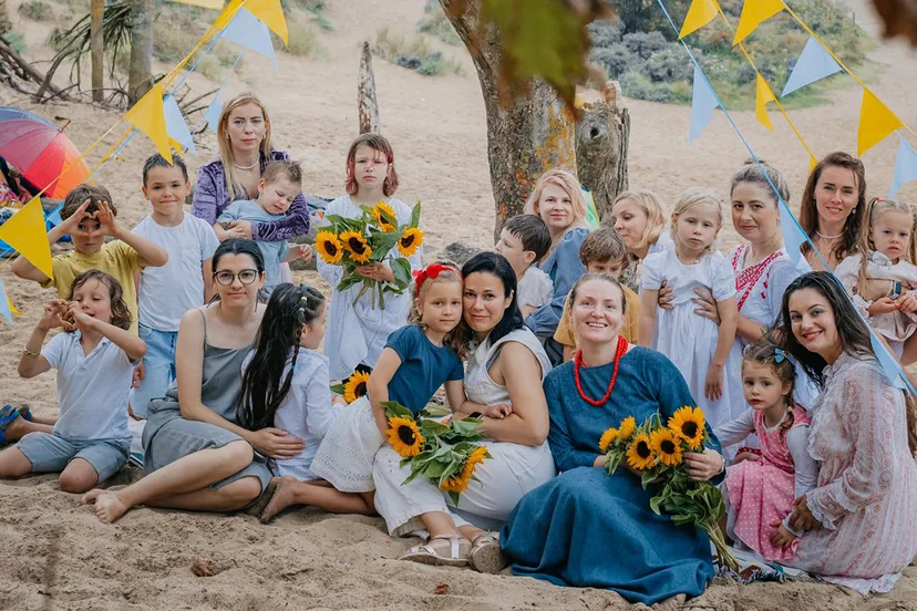 oekrainse moeders en kinderen op 24 augustus bij het wed kopieren