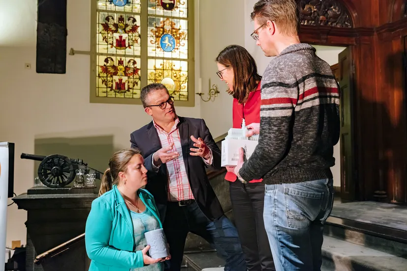 opening kerstmarkt werkdag kaars overhandigen wethouder sikkema def mg 9497