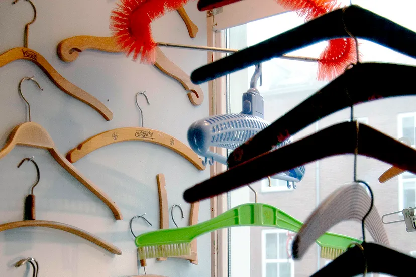 persfoto de verzameling van haary hoek kleerhangers