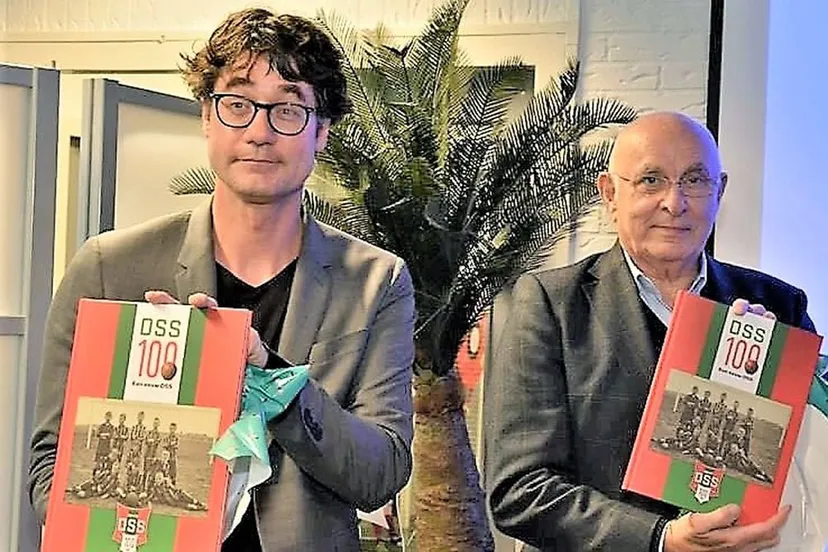 sportwethouder merijn snoek en knvb voorzitter michael van praag met de eerste exemplaren van het jubileumboek van dss