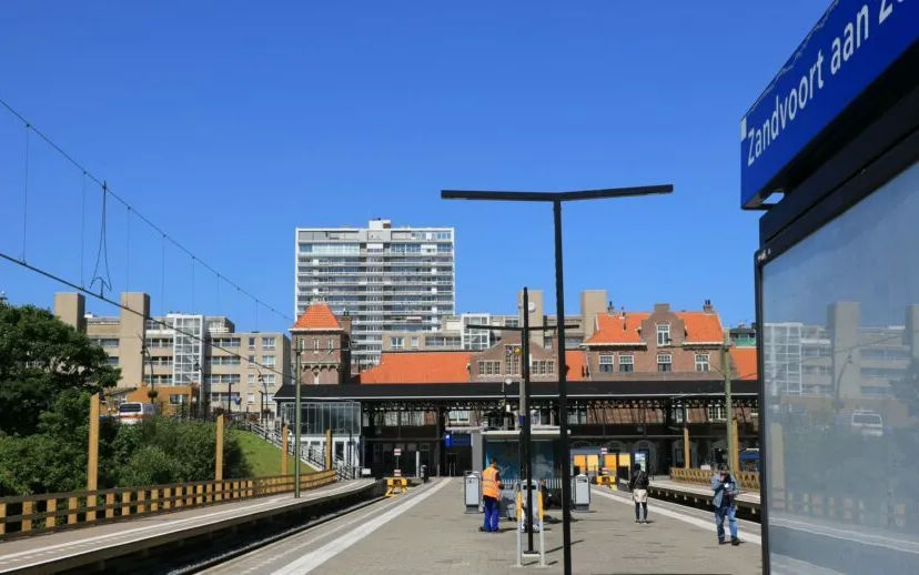 treinstation perron met bord wim meijer fotografie 915x518 1 915x518 1