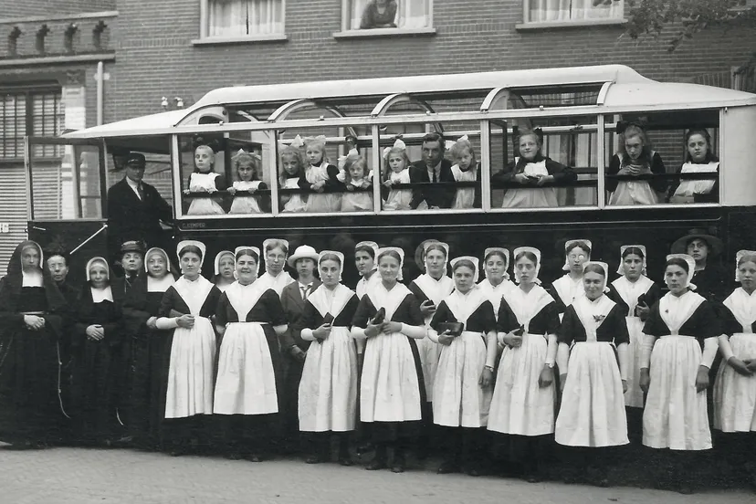 uitstapje met de wezen van het godshuis rond 1920