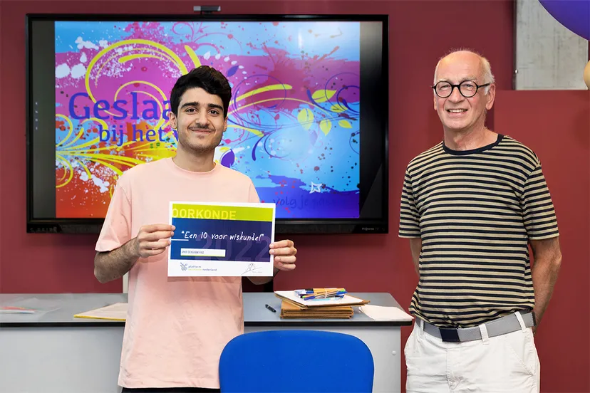 vavo student ontvangt oorkonde voor wiskunde small