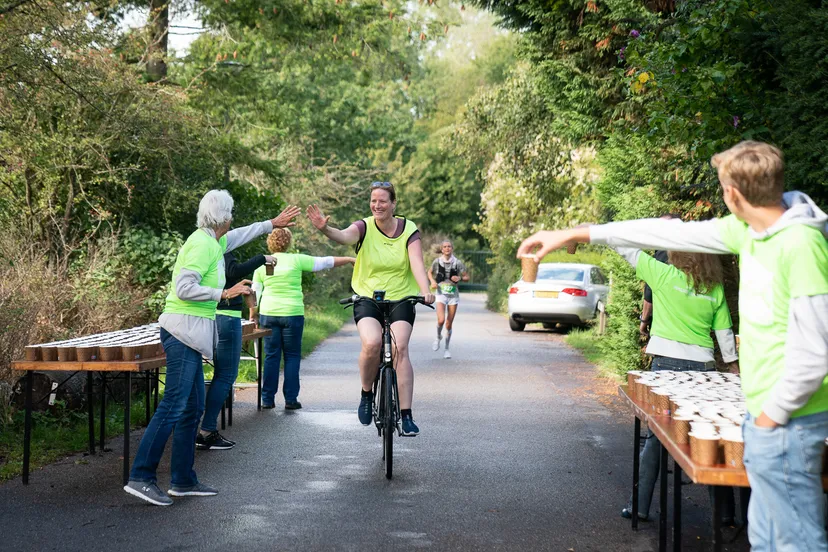 vrijwilligers tijdens de halve van haarlem foto renata jansen kopieren