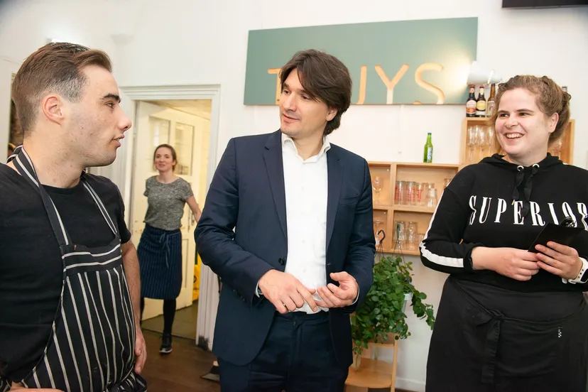 wethouder floor roduner feliciteert medewerkers dolhuys