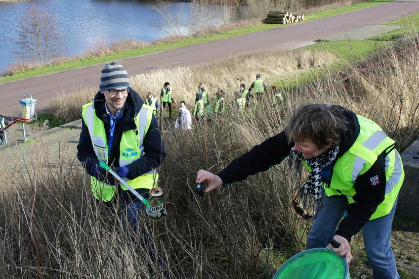zwerfafval wordt eerst digitaal vastgelegd voordat het wordt opgeruimd lr