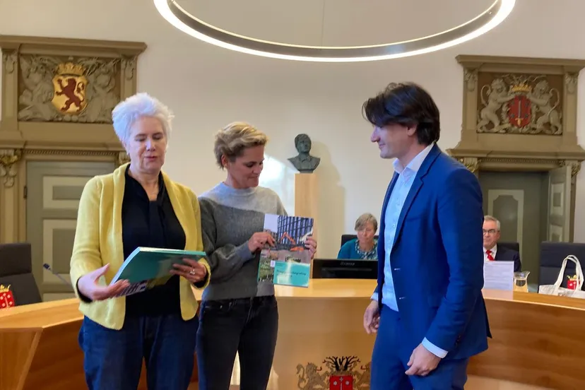 wethouder roduner overhandigde de programmabegroting aan raadleden van zetten l hart voor haarlem en klazinga r vvd kopieren
