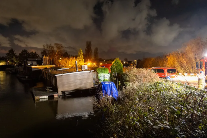 20241122incident woonboot penningsveer haarlemmerliede 24