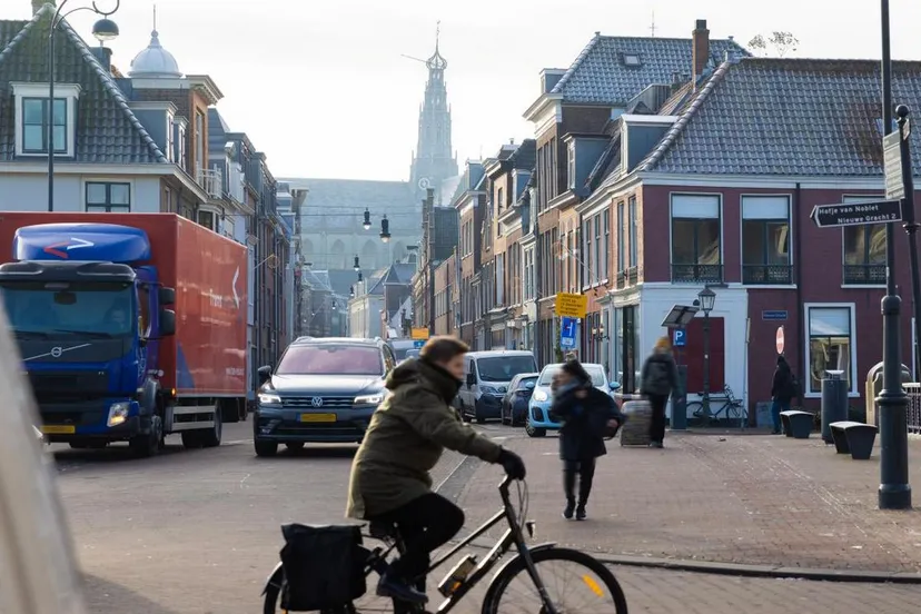 online centrum jansstraat drukte fietser vrachtwagen