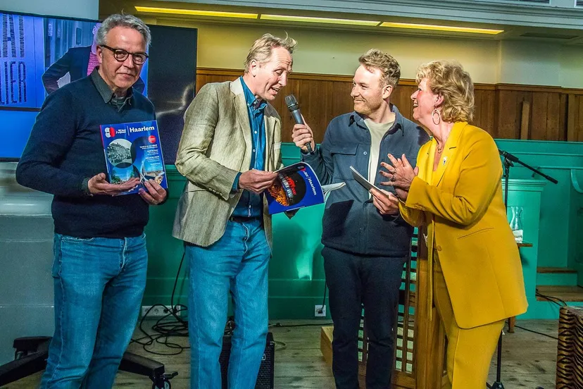 jeannette eversen rechts reikt eerste exemplaren uit fotografie franklin van der erf klein