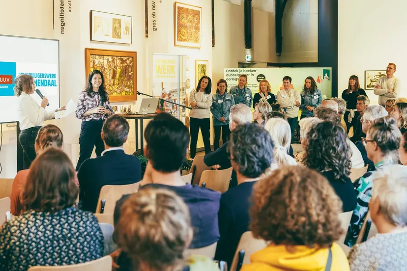 linda wegman links en wethouder van loenen in gesprek ramon philippo rap fotografie