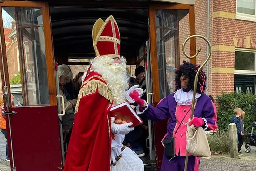 Sint stapt uit paardentram lowres