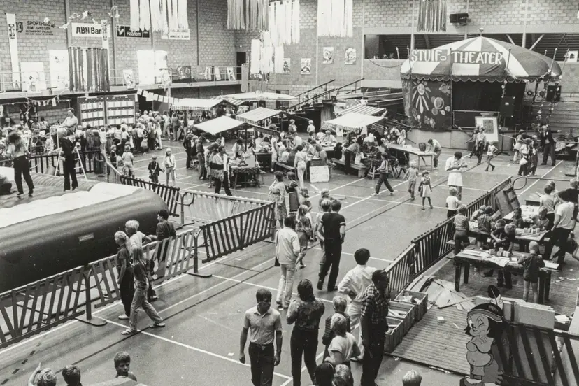 Overzichtsfoto_van_de_Stuif-Stuif_in_de_Beijneshal,_waar_allerlei_kinderspelen_worden_gedaan._NL-HlmNHA_54016653 kopie