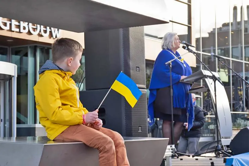 2022 03 15 bijeenkomst raadhuisplein oekraine jongetje met vlagje