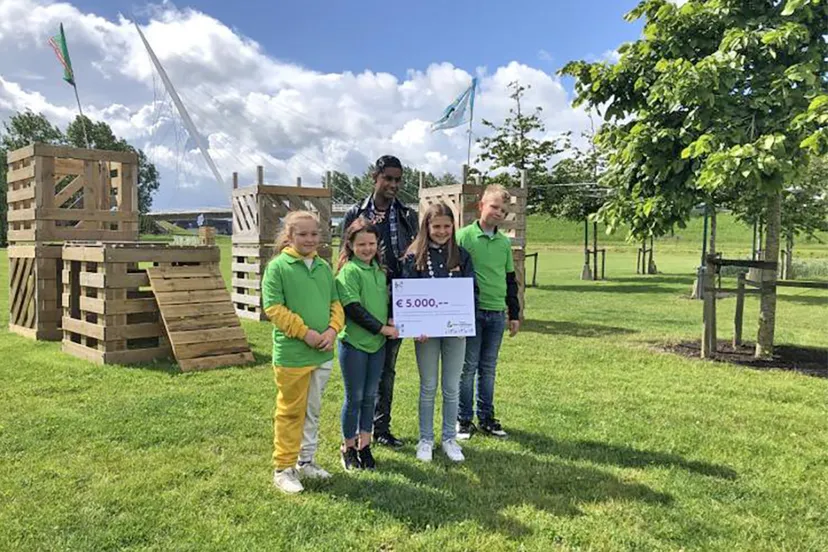 2022 06 07 uitreiking cheque door floor aan stg mach