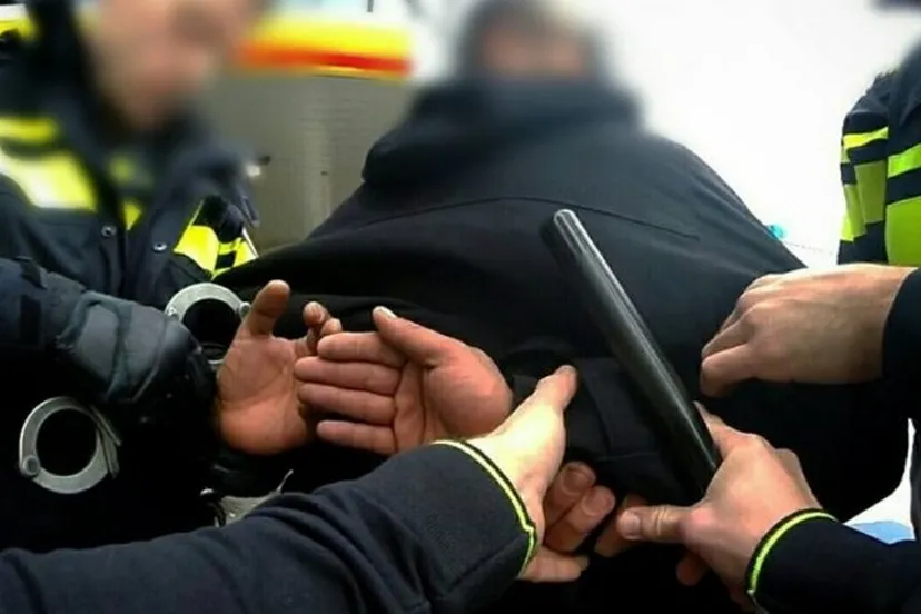 aanhouding door agenten op straat