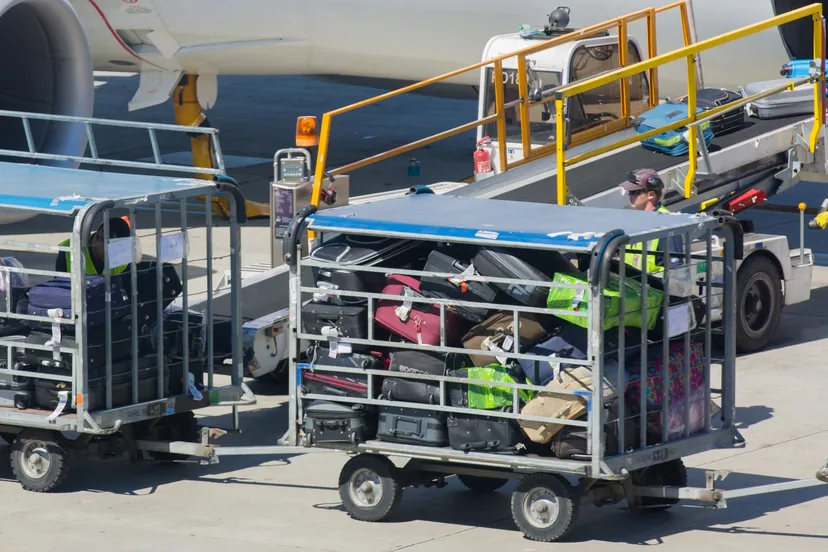 aircraft luggage loading 1448365343og0