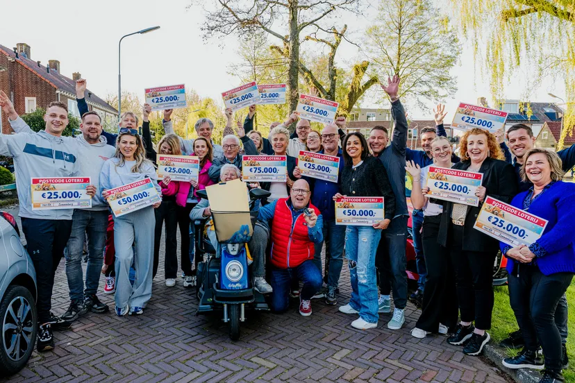 blije winnaars uit zwanenburg