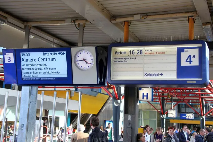 centraal bediende treinaanwijzer trein beeld perron scherm utrecht centraal a62109