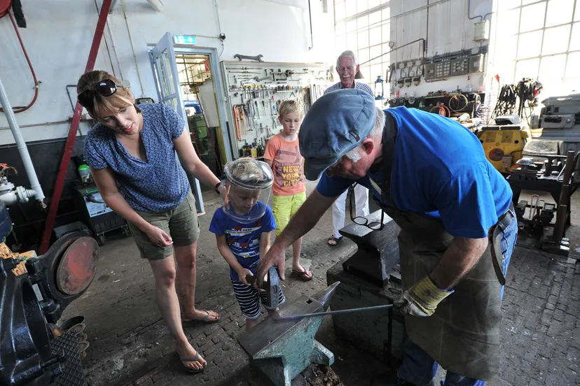 de smeedhamer hanteren bij de smid