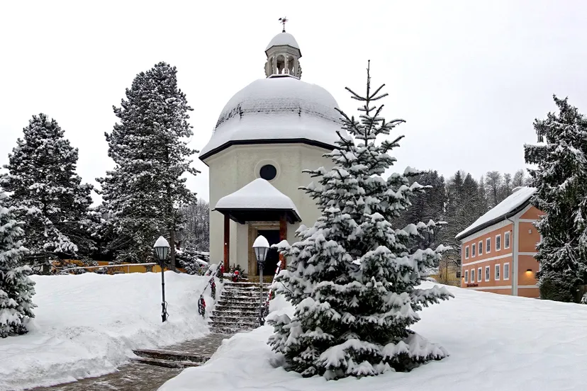 die stille nacht kapelle in oberndorf bei salzburg 03 bew