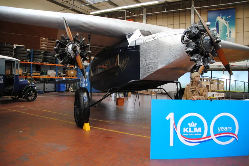 fokker f7 van de klm met bus en schip ntm