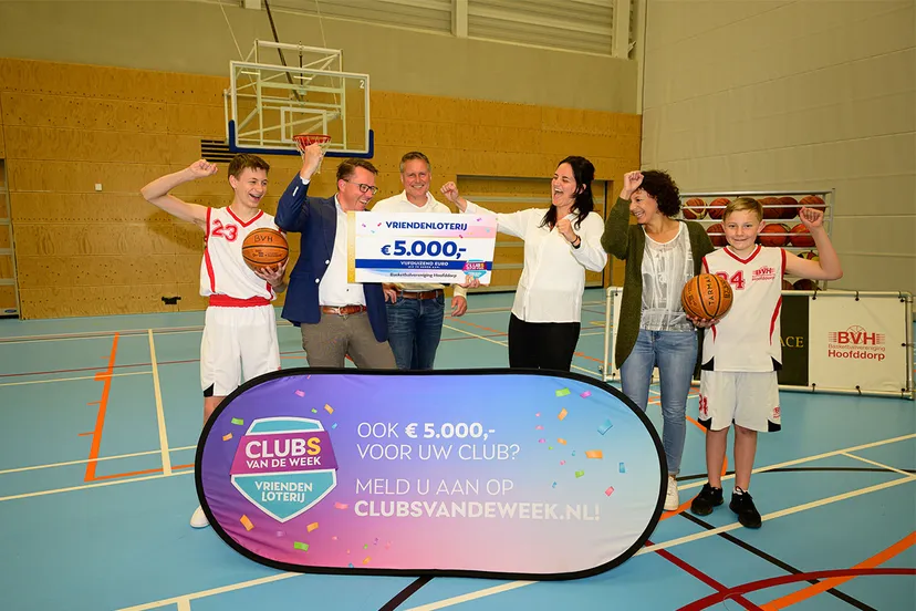 foto 1 basketbalvereniging hoofddorp blij verrast met cheque van 5000 euro