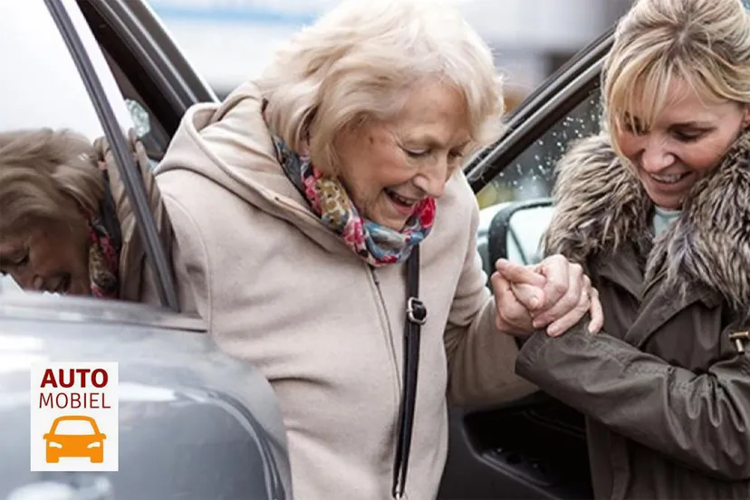 foto oudere uit auto helpen winter met logo 896x504 1