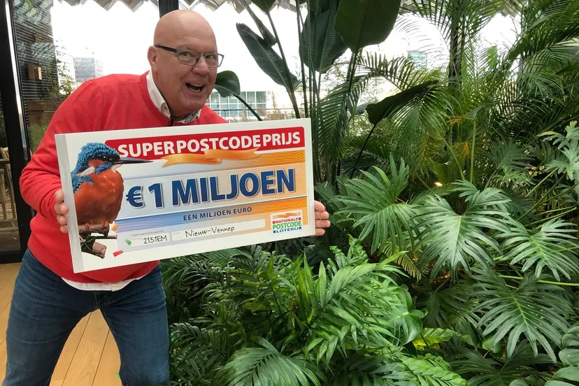 gaston starreveld ambassadeur van de postcode loterij met superpostcodeprijs cheque van 1 miljoen euro